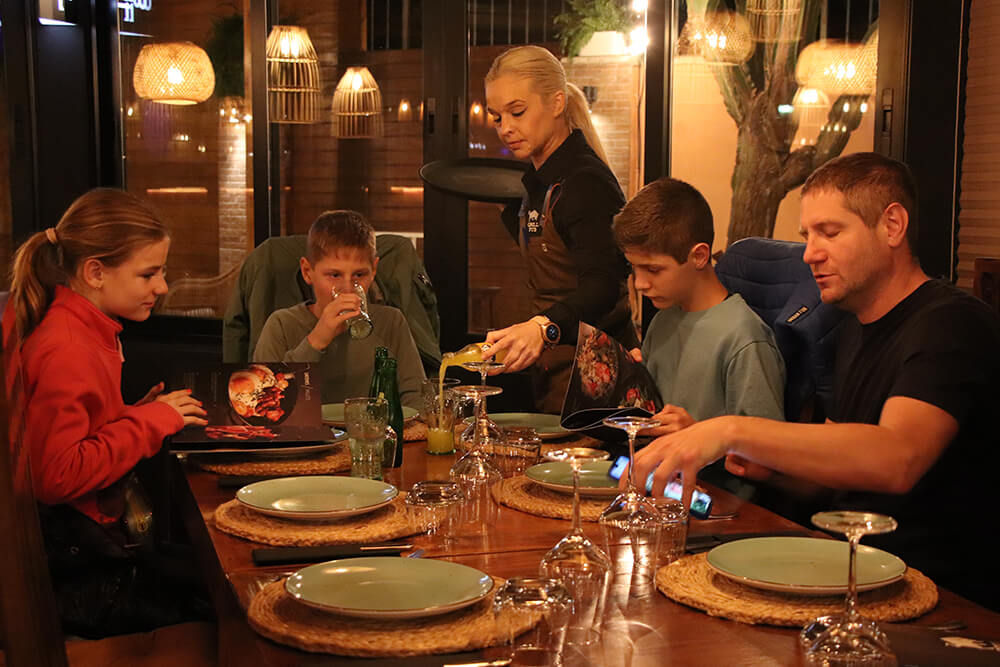 Restaurante Grill en Estepona - Grill Chambao - Foto familia comiendo en el restaurante 1